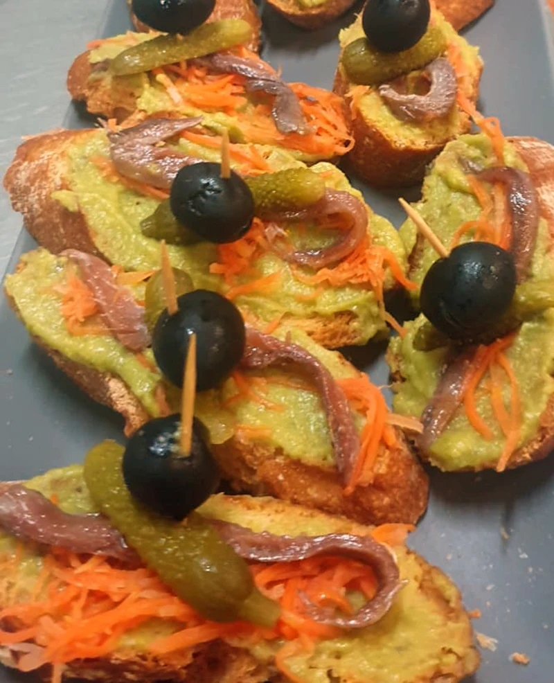 pan con pepinillo anchoa zanahoria y aguacate la kremma